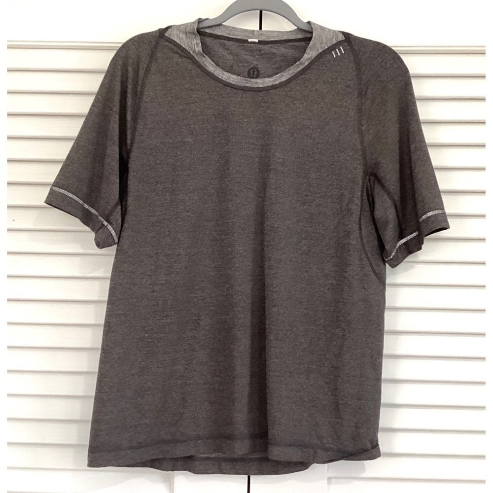 Lululemon Men’s Gym Workout T-Shirt Size S Gun Metal Gray Short Sleeve Shirt